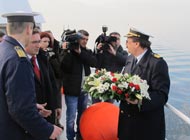 U spomen stradalim pomorcima na moru spušten vijenac u more