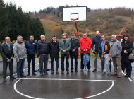 Usprkos kiši krenulo uređenje sportskog igrališta OŠ Mrkopalj
